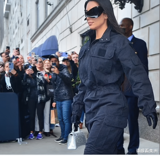 金·卡戴珊|金.卡戴珊女超人造型炸街，侃爷已成过去，似有新欢心情大爽