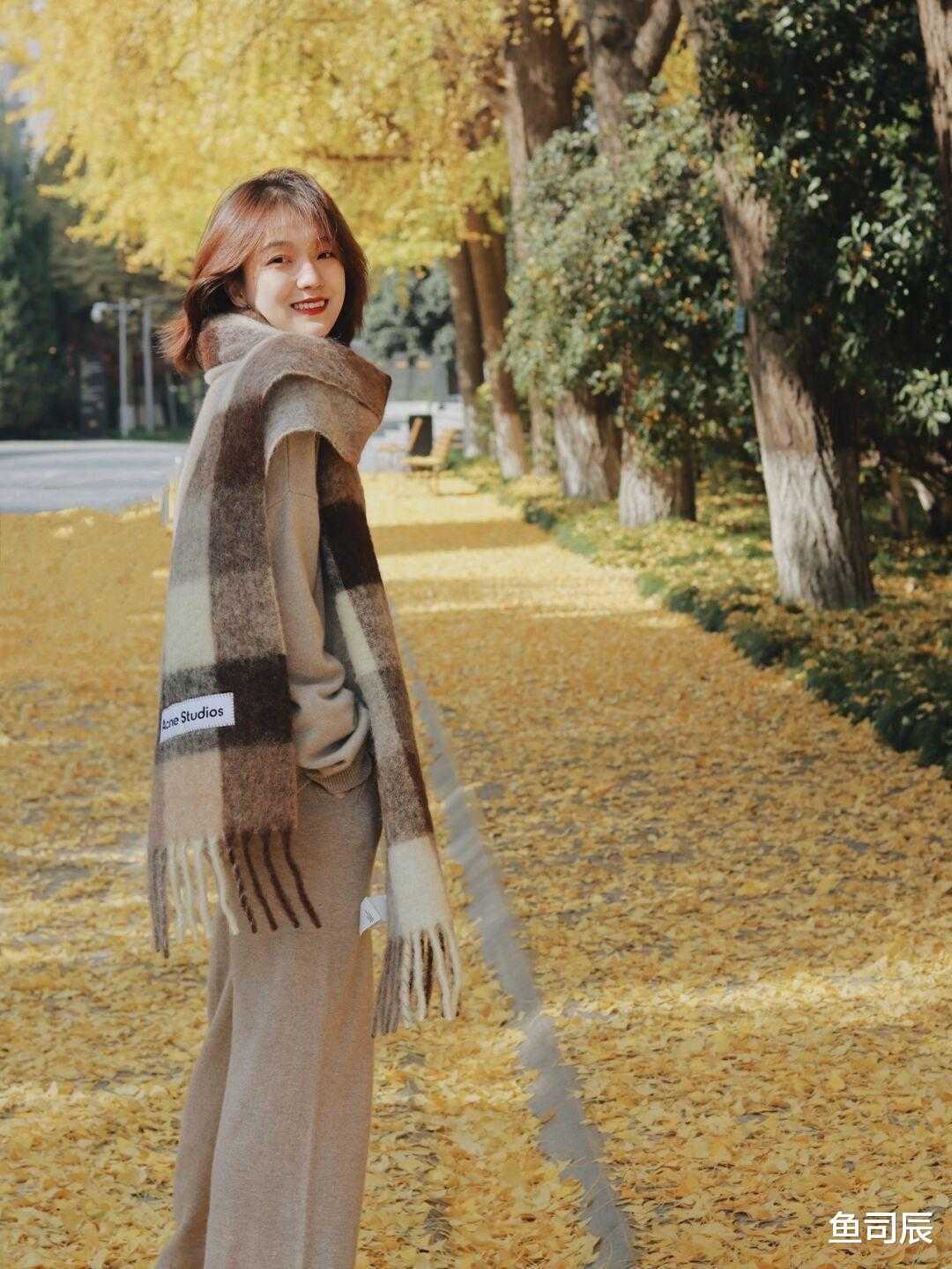 鱼司辰 中年女人衣品在于精,不在于多,今年这几款单品,时髦又有气质