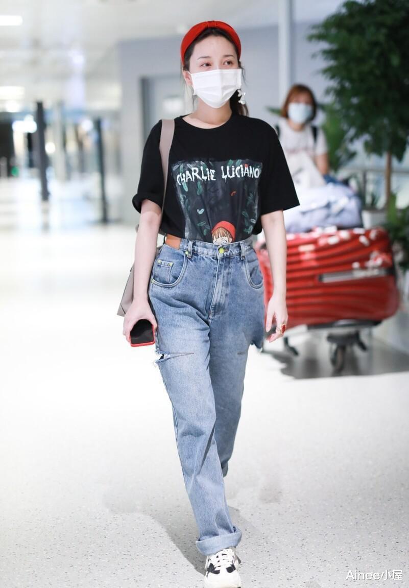 张新成|金莎果然有扮嫩的成本，素颜戴红色发带都甜美，穿T恤挺精致的