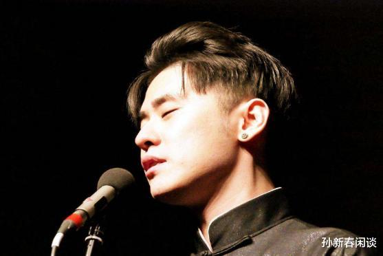 郭德纲|德云社演出全程遭监听？张云雷台上直冒冷汗，郭德纲自嘲化解危机