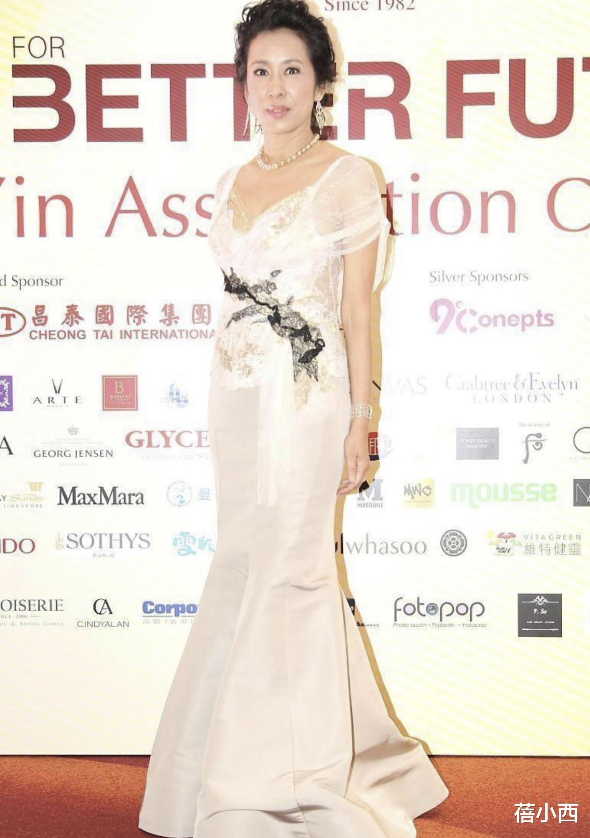 蓓小西|朱玲玲被富商老公宠上天,50后还有匀称身材,穿蓝色连衣裙太美了