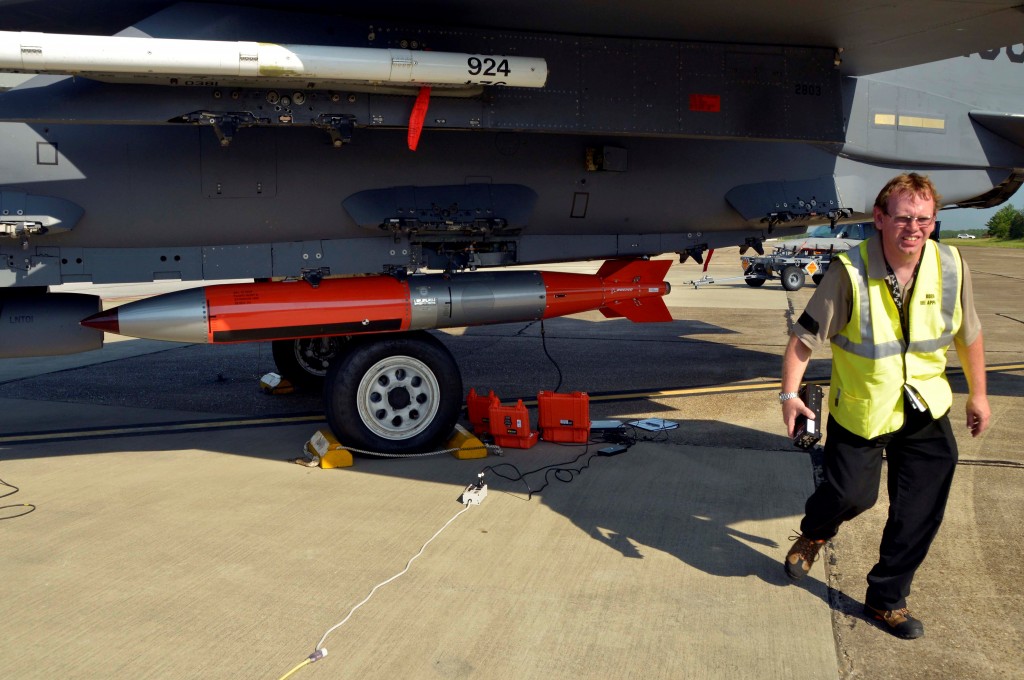 f-15|F-15E独门机载武器，炸弹重300公斤威力可调，是广岛原子弹的60倍