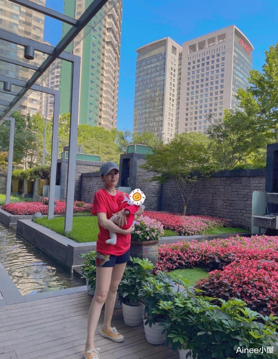 穿衣搭配 杜淳妻子穿衣有模特范儿，宽肩西装配发带，港风休闲感挺浓郁