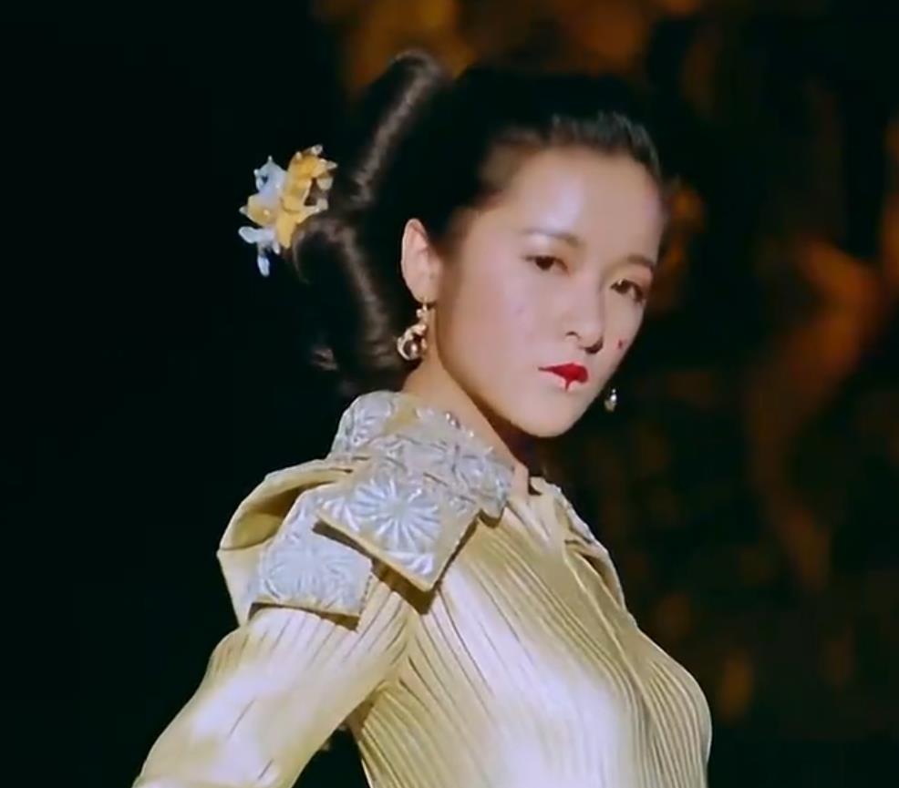 周迅|徐娇在国风走秀擅改妆造被嘲笑两度落泪。网友：模特不能太自我！