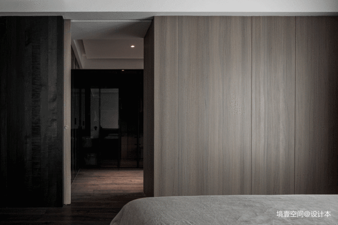 衣帽间|木百叶将阳光处理的包含节奏感,塑造出变化丰富的光韵和质感。