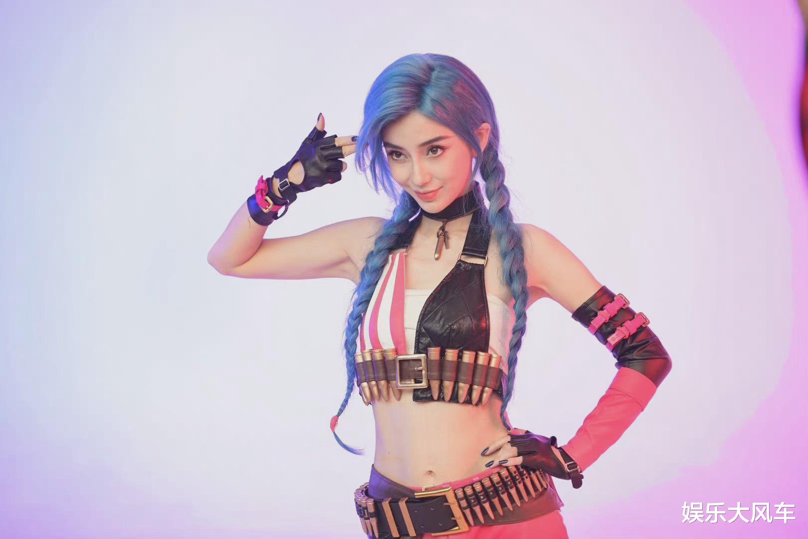 Angelababy|Baby晒最新COS照，蓝色麻花辫俏皮十足，网友：是金克丝本人了