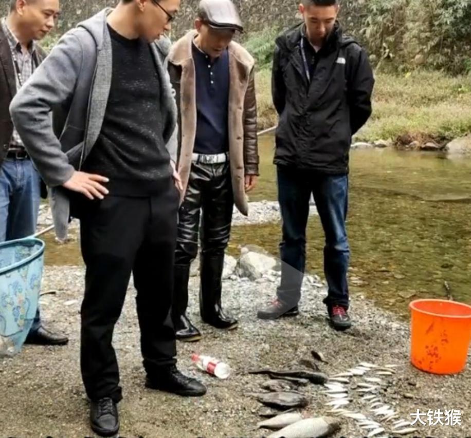 你摊上大事了!重庆男子毒鱼被抓,网友为啥都支持重判呢