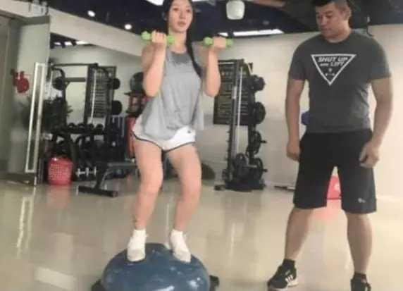 柳岩|40岁的柳岩为何始终单身？看看这“深蹲”照，男的都怕了吧？