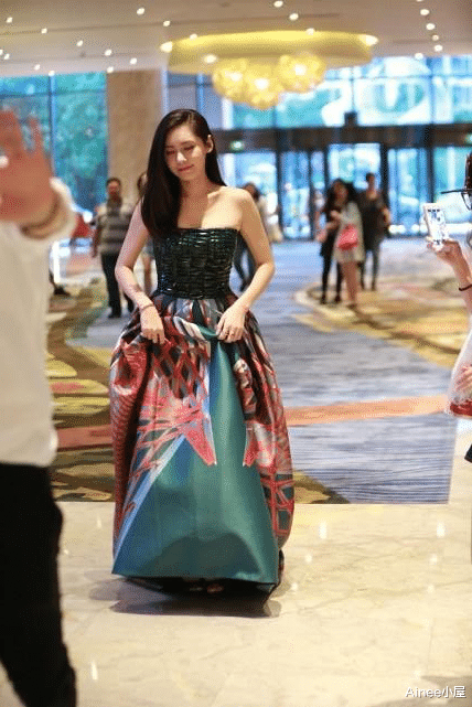 秋瓷炫|秋瓷炫真是风韵犹存的女人,穿紫色长裙温柔妩媚,V领挺加分