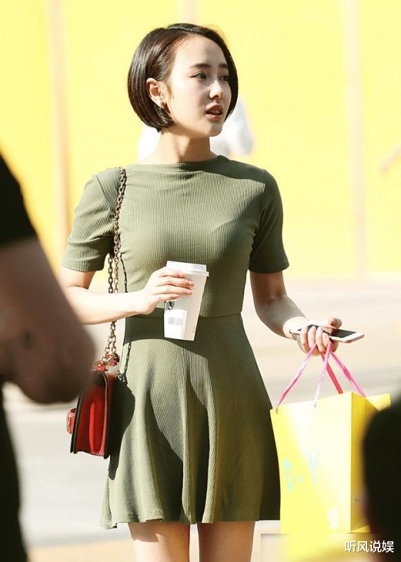 美甲|短发女生偏爱精简的穿搭，一袭绿色短袖裙，清新靓丽气质迷人