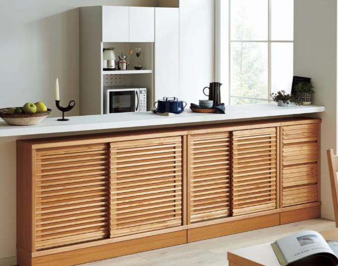 老年小妙招|老师傅透露：岛台边加10cm宽薄柜，不起眼，收纳力跟橱柜不相上下