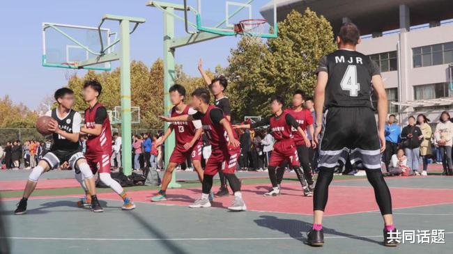 共同话题 李婆婆篮球场上被撞到，将当事人和校方告上法院，被驳回诉讼请求