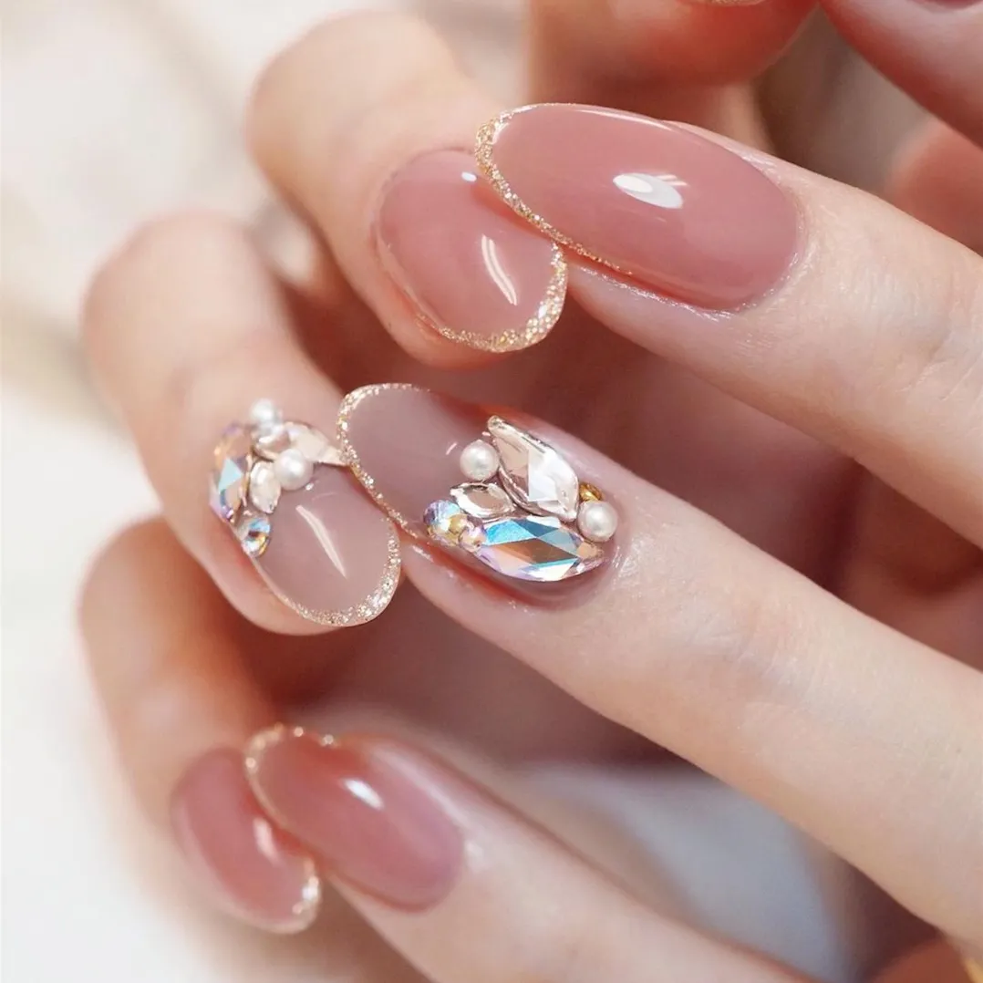 香奈儿 秋冬选这5种美甲色，显白又高级！