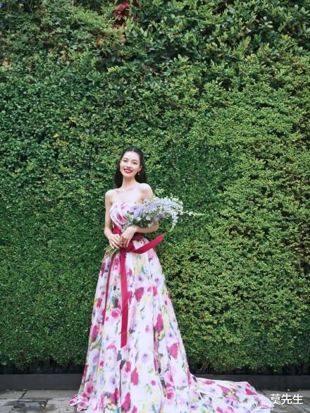 朱珠|芭莎红毯看点多：谢霆锋羽绒服独一位，张小斐超大胆，朱珠最意外