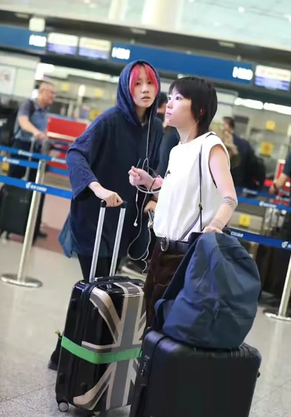 窦靖童|王菲女儿窦靖童，携妹妹窦家媛走机场，粉色头发个性十足