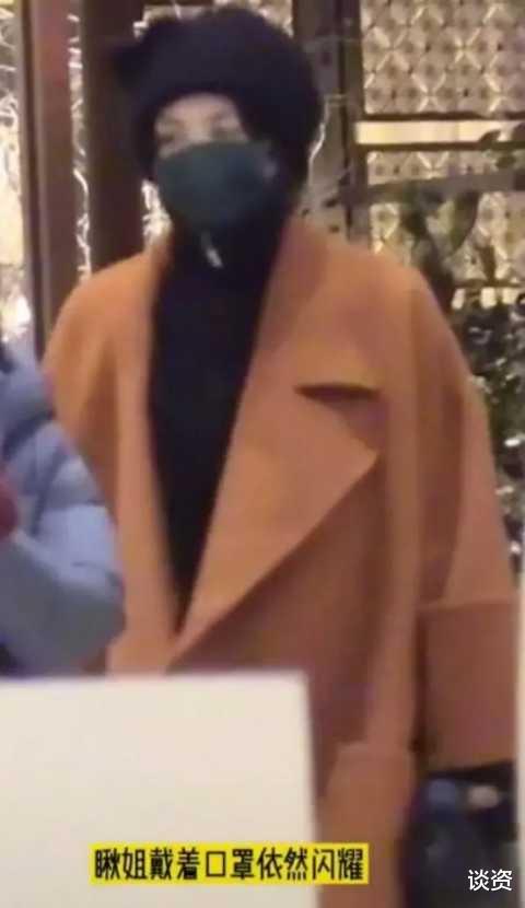 王菲|52岁王菲久违现身，大衣搭配万元包，4名助理同行气场足