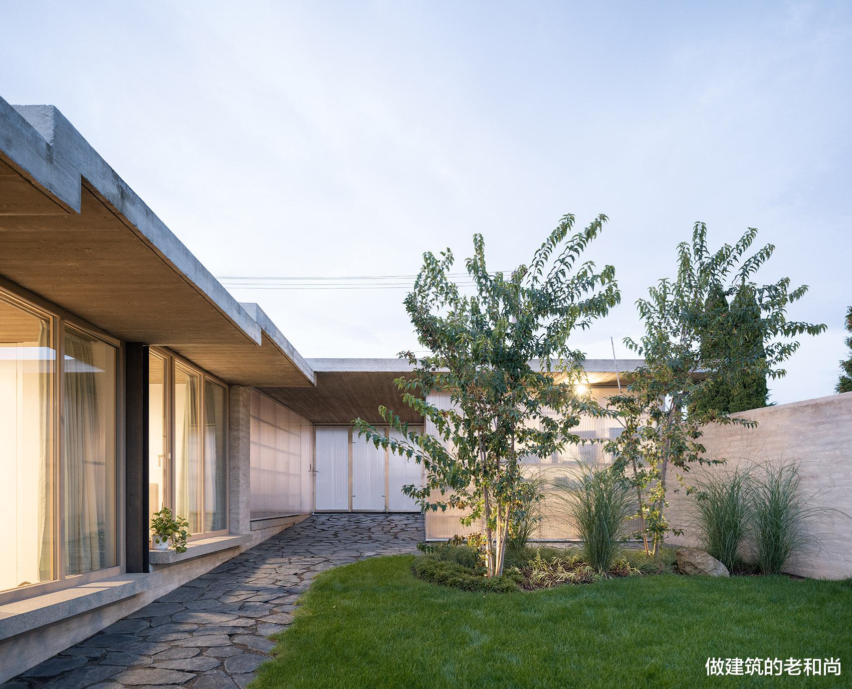 做建筑的老和尚 拆除两层联排住宅后，新建单层花园式住宅，生活空间生机勃勃