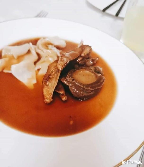 吴启华|吴启华哥哥真是居家好男人！57岁帅气不输弟弟，餐厅关门后再创业