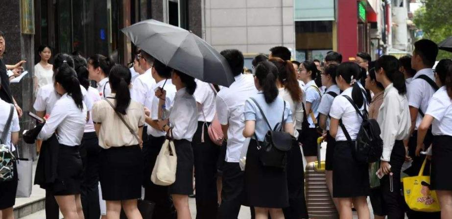 莫彩华|“90后县长”走红网络：年纪轻轻履历丰富，却遭来一丝嘲讽