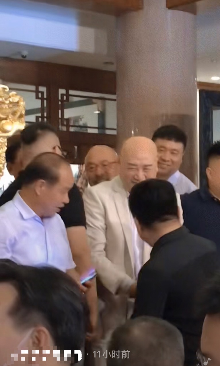 吴亦凡|68岁迟重瑞罕露面，80岁富豪妻子气势足，结婚31年称呼仍似上下级