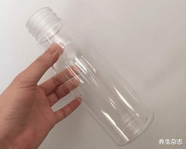 医生|24岁送餐员确诊肝癌，化疗4次离世，医生叹息：1种“水杯”或是祸根