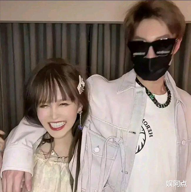 赵一楠|赵本山儿子恋爱了？女方大秀“蚂蚁腰”，赵一楠配合跳舞显默契！