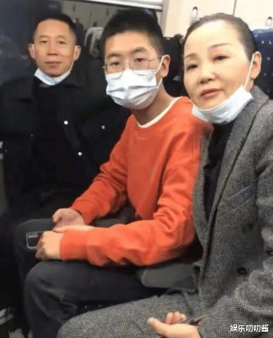 |孙家俩儿待遇差别太大！哥哥孙卓开心滑旱冰，弟弟孙辉在家刷碗