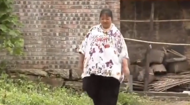 短发 300斤女人被丈夫嫌弃要和她离婚,无奈只能跪求婆婆,让儿子别离