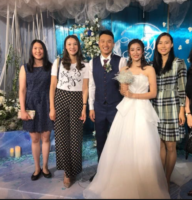 潮帮先生|谢杏芳挽林丹胳膊现身,两口子都花衣服还挺有夫妻相,越看越登对