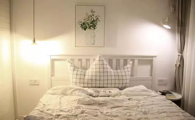 全屋大白墙,造型、吊顶也很少,一进屋却把我迷住