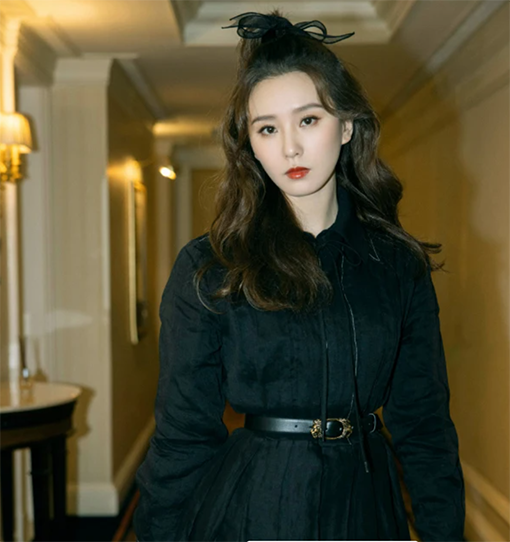 刘诗诗|刘诗诗活动生图曝光，卷发高马尾俏皮可爱，诗与狮的异曲同工之妙