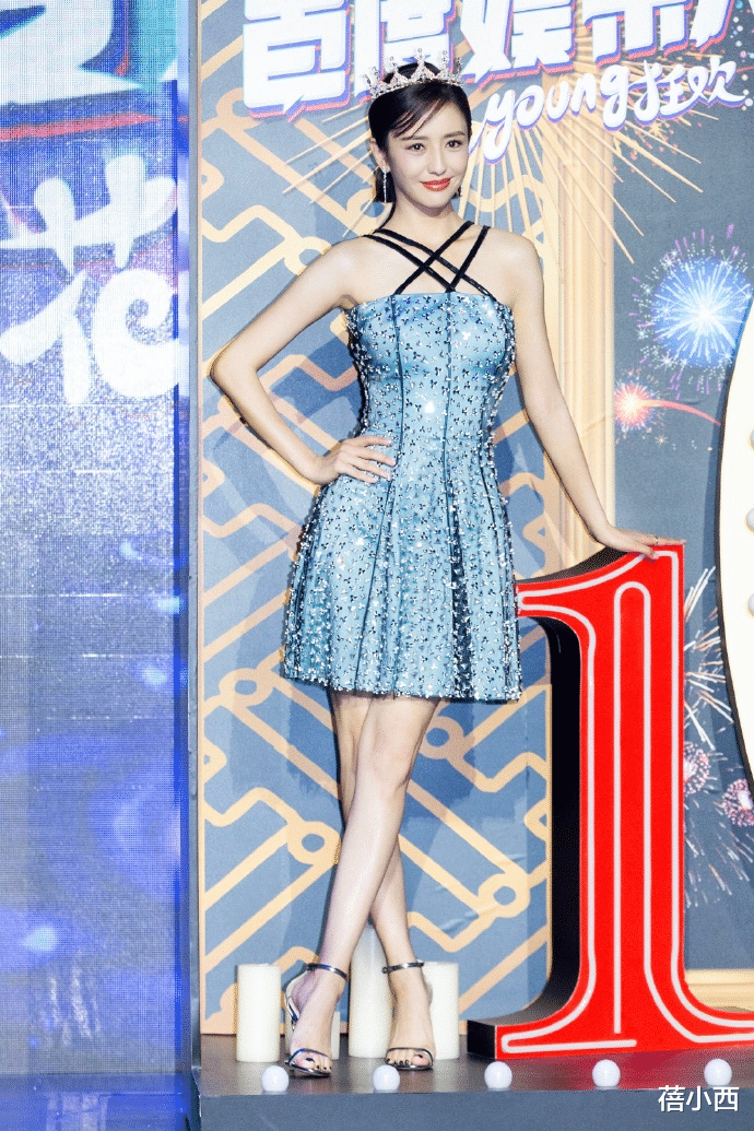 张智霖|38岁的佟丽娅真是人间尤物,穿黑色抹胸裙优雅迷人,美成全场焦点