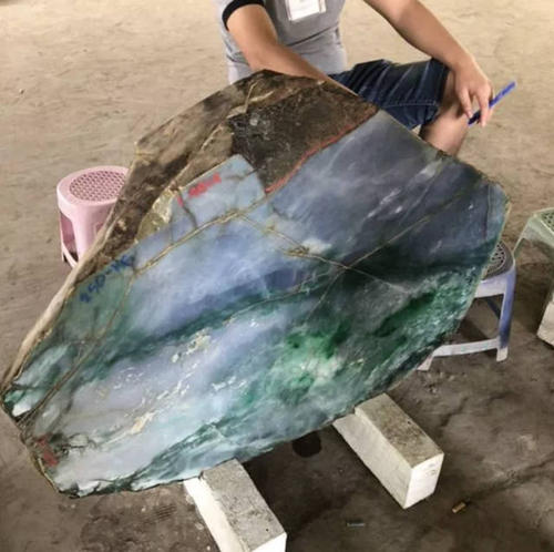 翡翠|缅甸公盘为何能够成为「亿元翡翠标王」的孵化器?就凭是东道主?