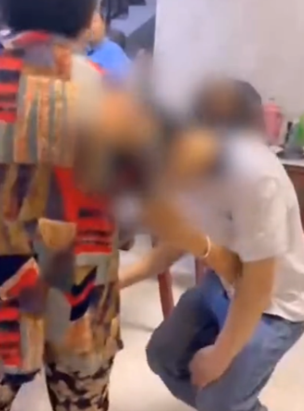 江苏省 江苏一男子婚内出轨，妻子留下俩孩子绝望跳河，娘家人逼他下跪