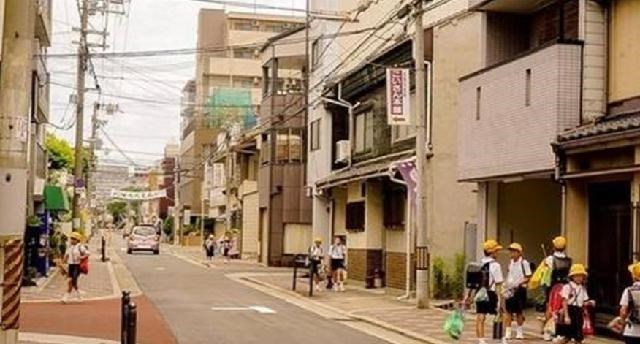 育儿心课堂|日本9岁女童消失10年后，在一墙之隔的邻居家发现，已精神失常