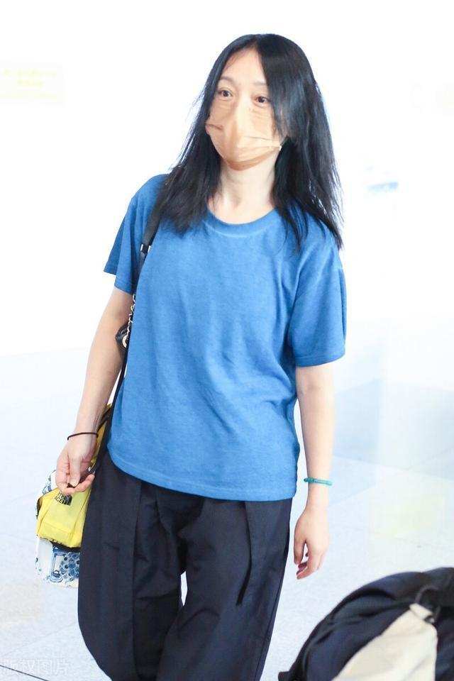 周迅|周迅走机场不摆拍，披头散发穿“大妈T恤”，赶飞机的样子很真实