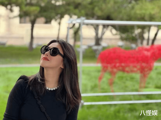 俞飞鸿|朱珠为爱女举办命名仪式，当众被老公王昀佳公主抱，夫妻俩好甜蜜