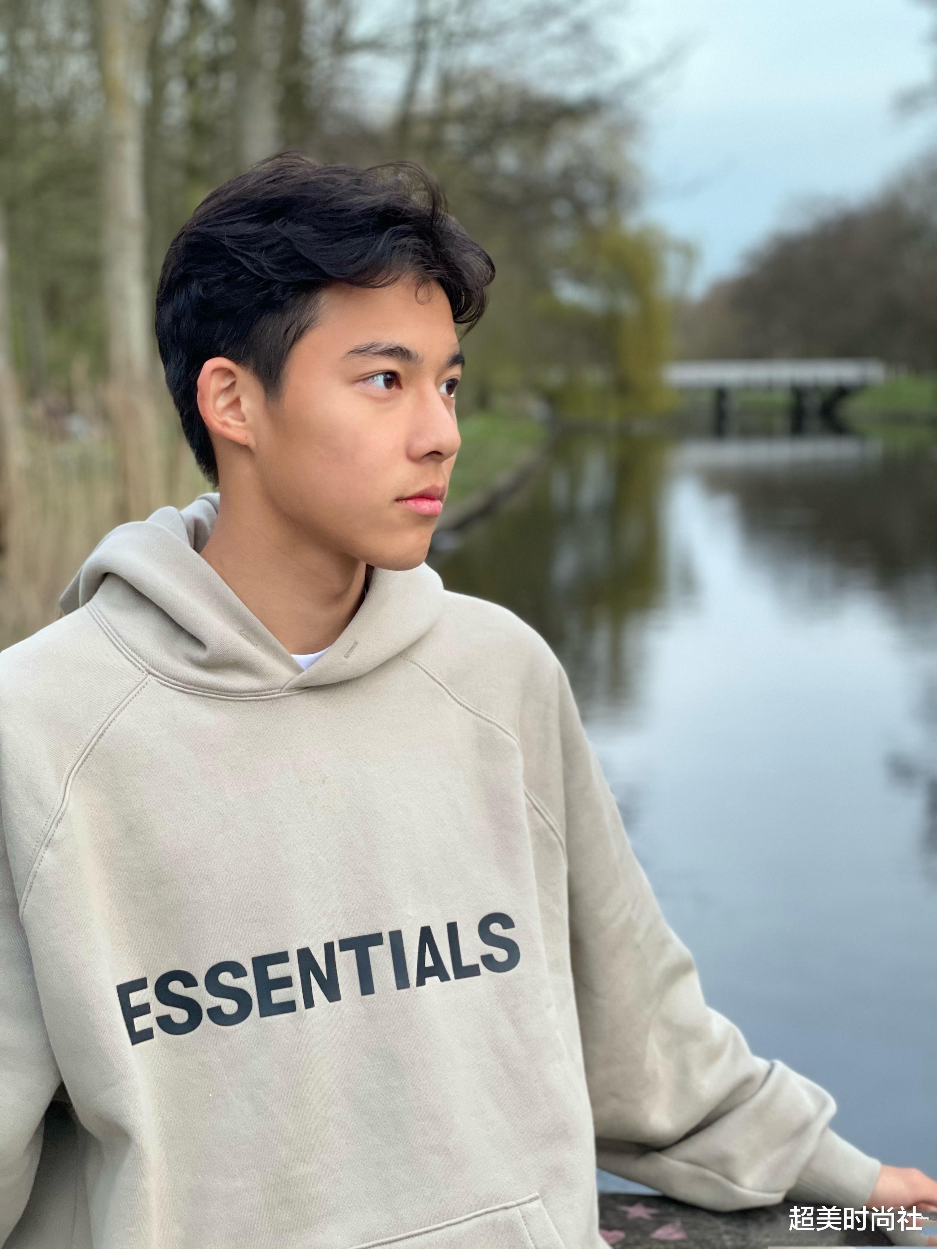 超美时尚社|足球帅哥李嗣镕拍运动大片,穿拼接外套秀腹肌,五官撞脸吴宇恒