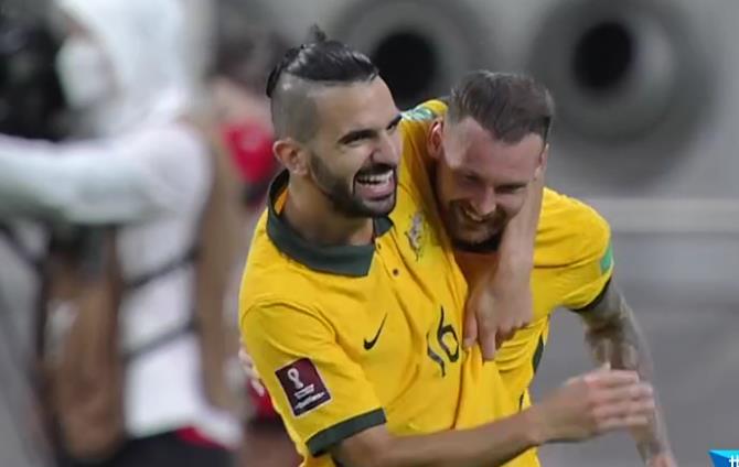 可馨育娃|2分钟连丢2球！国足后防隐患大爆发，李铁新招仅奏效20分钟？