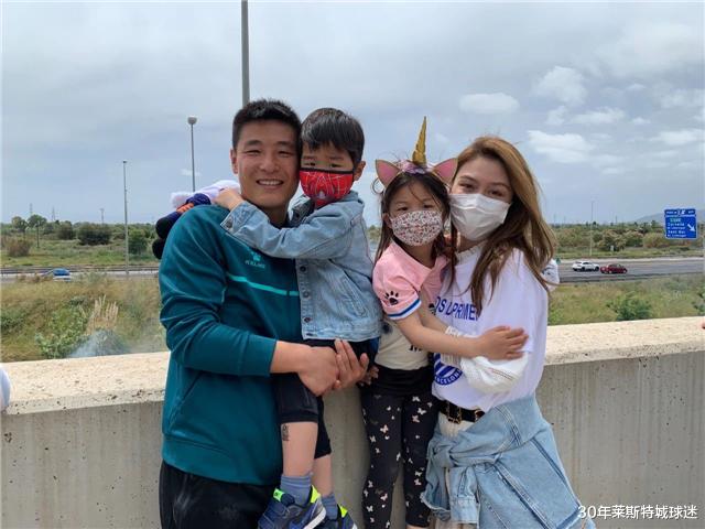 武磊|西班牙美女球迷太热情！拦住车向武磊送飞吻，磊子感动落泪真值了