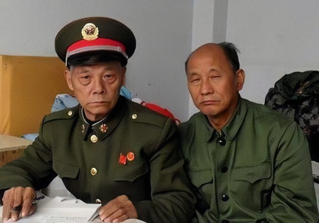 裘克谈史 老农扫墓竟然发现了自己的墓碑，原来此前在战场负伤，失去了联系