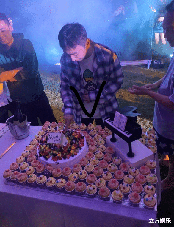 霍英东|王思聪三亚隆重庆生，众美环绕争相合照，聪哥表情淡然