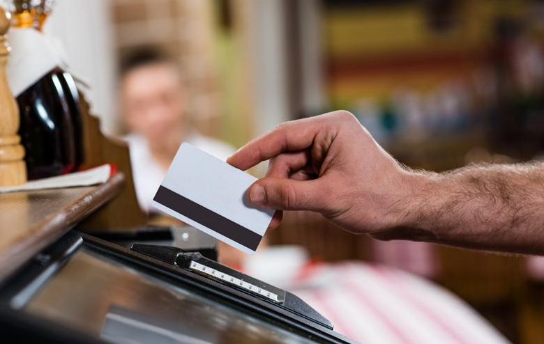 美国国债 中国为何要买1万亿美债，“借钱”给美国花，想不买都不行