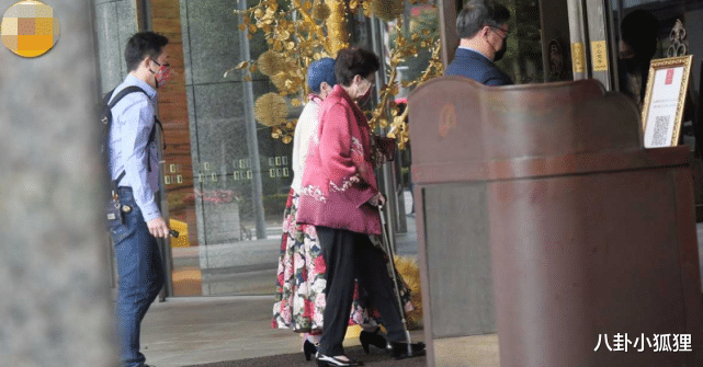 庾澄庆|庾澄庆全家为妈妈庆90大寿，一双儿女罕见露面，全身照曝光超可爱