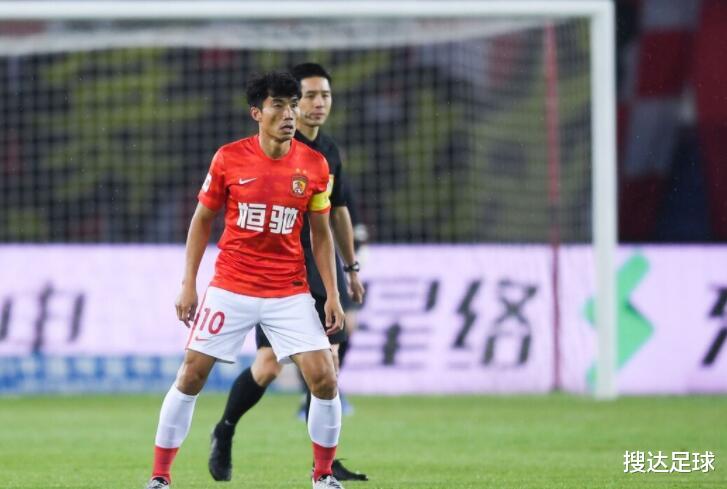 中超|中超罕见一幕！41岁主教练首发登场，还送出了一个助攻