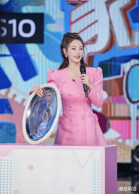 最炫前沿|大骨架身材的张雨绮,一身粉裙穿出甜美娇小感,难怪男友独宠她