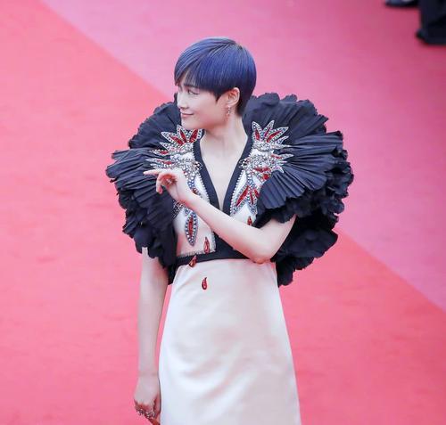 李宇春|10张明星奇葩红毯造型图，李宇春2次上榜，哪一位辣到你的眼睛？