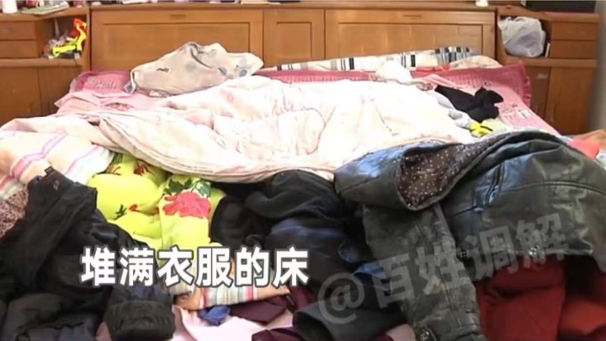 母亲太过于邋遢,22岁儿子忍无可忍怒打母亲,直言从小就恨她