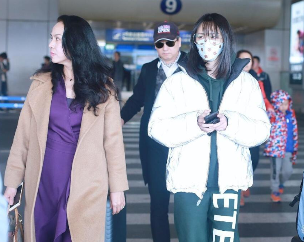 奶果的妈咪 张恒好友爆料不断，致他舆论口碑一面倒，郑爽笑称感受到春天气息