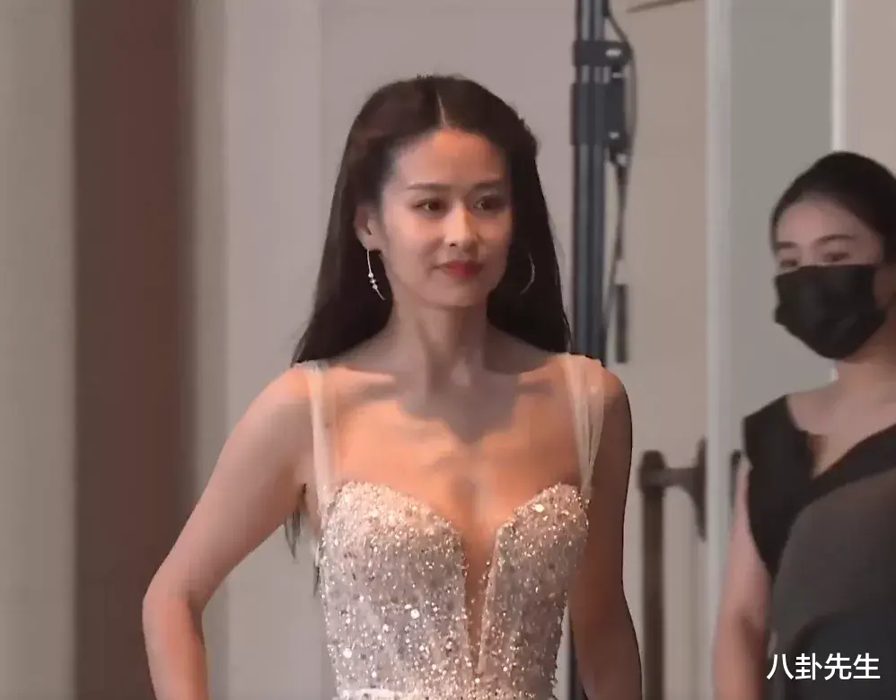 张柏芝|时尚活动暴露女明星真实身材：张柏芝手臂略粗，颖儿胸前肋骨分明